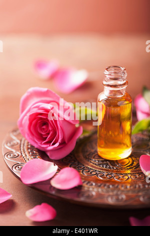 Fleur rose et d'huile essentielle d'aromathérapie et de spa. Banque D'Images