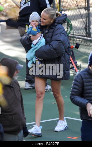 Malin Akerman montre ses jambes tonique lors du tournage d'une scène de 'épouse de trophée' port tennis de Burbank. L'actrice a été visité par fils Sébastien sur le plateau pendant la pause déjeuner avec sa gardienne. Malin était divorcé depuis peu par l'ex mari de 6 ans Rob Banque D'Images