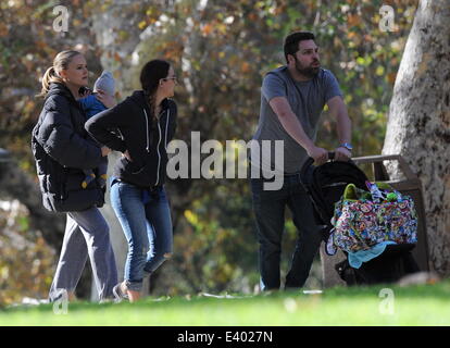 Malin Akerman montre ses jambes tonique lors du tournage d'une scène de 'épouse de trophée' port tennis de Burbank. L'actrice a été visité par fils Sébastien sur le plateau pendant la pause déjeuner avec sa gardienne. Malin était divorcé depuis peu par l'ex mari de 6 ans Rob Banque D'Images