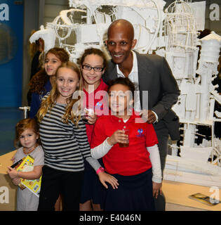 Victor Matthews' debut sculpture 'jardin' avec la collaboration d'Installinga les enfants au Musée des Enfants de Miami avec : Victor Matthews Où : Miami, Florida, United States Quand : 05 déc 2013 Banque D'Images