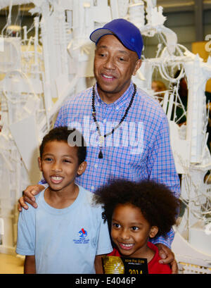 Victor Matthews' debut sculpture 'jardin' avec la collaboration d'Installinga les enfants au Musée des Enfants de Miami avec : Russell Simmons Où : Miami, Florida, United States Quand : 05 déc 2013 Banque D'Images