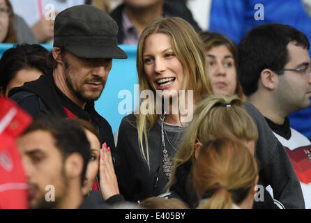 Porto Alegre, Brésil. 30 Juin, 2014. Sarah Brandner (R), petite amie de l'Allemagne, vu l'Bastian Schweinsteiger dans les stands lors de la Coupe du Monde de Football 2014 Série de 16 match de football entre l'Allemagne et l'Algérie au stade Beira-Rio à Porto Alegre, Brésil, 30 juin 2014. Photo : Marcus Brandt/dpa/Alamy Live News Banque D'Images