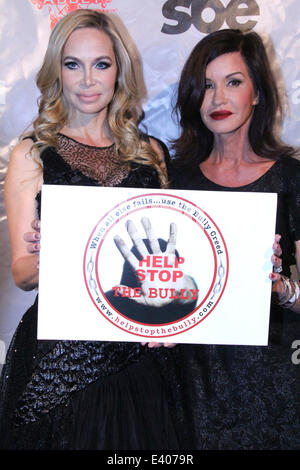 'Aide à arrêter la Brute' Pay it Forward Red Carpet Event avec : Christina Fulton,Janice Dickson Où : Los Angeles, California, United States Quand : 06 déc 2013 Banque D'Images