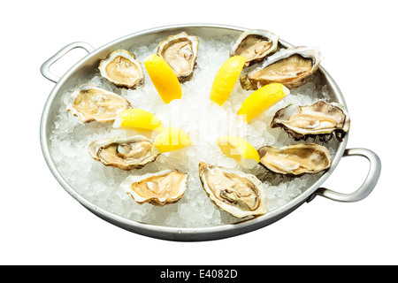 Huîtres fraîches sur la glace au citron close up Banque D'Images