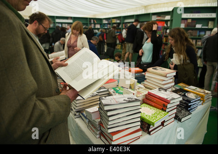 Les gens parcourant a signé des exemplaires de livres dans la librairie du Hay Festival 2014 ©Jeff Morgan Banque D'Images