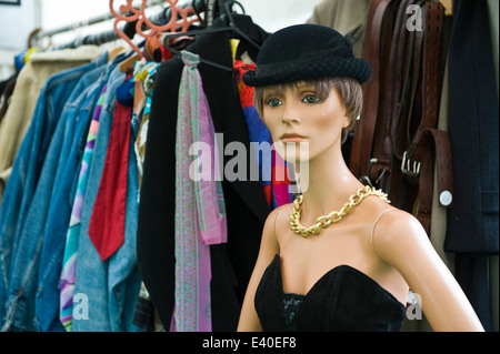 Afficher à l'extérieur de magasin de vêtements vintage au Hay Festival 2014 ©Jeff Morgan Banque D'Images