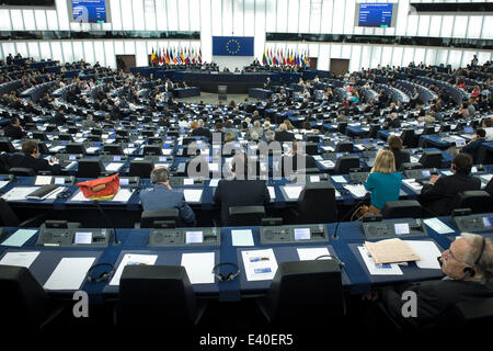 Strasbourg, Bxl, France. 2 juillet, 2014. Memebr de Parlement européen de participer à la deuxième journée de session plénière au siège du Parlement européen à Strasbourg, France le 02.07.2014 Crédit : Wiktor Dabkowski/ZUMA/Alamy Fil Live News Banque D'Images