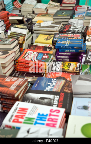 Des piles de copies signées de livres d'auteurs festival en librairie au Hay Festival 2014 ©Jeff Morgan Banque D'Images