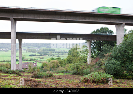 Voir la circulation sur les ponts d'autoroute M5 à partir du sol à Portbury, North Somerset Banque D'Images