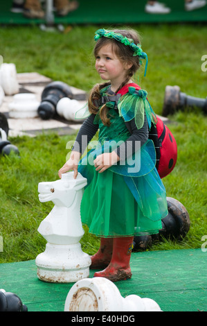 Jeune fille en costume de jouer d'échecs géant en plein air au Hay Festival 2014 ©Jeff Morgan Banque D'Images