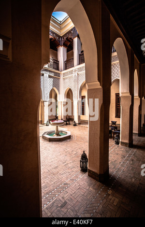 Un endroit frais, cour ombragée, au superbe Riad Kniza, Marrakech, Maroc, Afrique du Nord. Banque D'Images