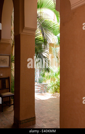 Un endroit frais, cour ombragée, au superbe Riad Kniza, Marrakech, Maroc, Afrique du Nord. Banque D'Images