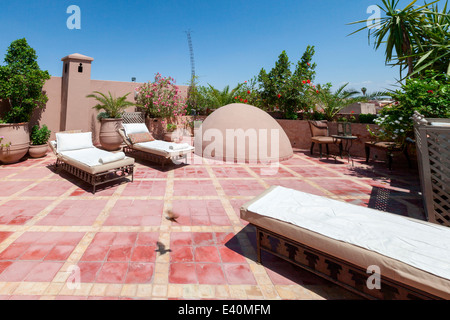 Vue sur le toit-terrasse de la magnifique Riad Kniza, Marrakech, Maroc, Afrique du Nord. Banque D'Images