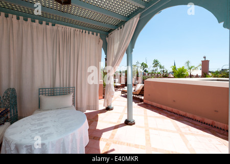 Vue sur le toit-terrasse de l'beau Riad Kniza, Marrakech, Maroc, Afrique du Nord. Banque D'Images