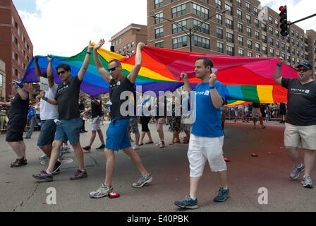 Chicago, Illinois, USA. 29 Juin, 2014. Les participants du festival dans le cadre de la 45e parade gay de Chicago. La colorée Pride Parade est devenue une tradition de Chicago dans la communauté Lakeview aussi connu sous le nom de "Boys Town.' © Karen I. Hirsch/ZUMA/ZUMAPRESS.com/Alamy fil Live News Banque D'Images