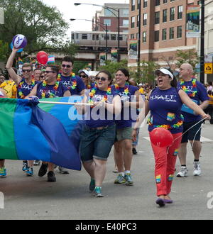 Chicago, Illinois, USA. 29 Juin, 2014. Les participants du festival dans le cadre de la 45e parade gay de Chicago. La colorée Pride Parade est devenue une tradition de Chicago dans la communauté Lakeview aussi connu sous le nom de "Boys Town.' © Karen I. Hirsch/ZUMA/ZUMAPRESS.com/Alamy fil Live News Banque D'Images