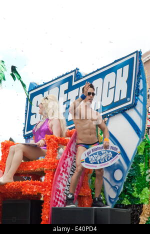 Jun 29, 2014 - Chicago, Illinois, États-Unis - les participants du festival dans le cadre de la 45e parade gay de Chicago. La colorée Pride Parade est devenue une tradition de Chicago dans la communauté Lakeview aussi connu sous le nom de "Boys Town." (Crédit Image : © Karen I. Hirsch/ZUMA/ZUMAPRESS.com) fil Banque D'Images