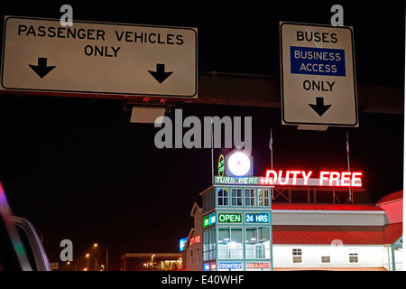 Les panneaux pour les boutiques hors taxes au poste frontalier de Pacific Highway, de l'État de Washington en Colombie-Britannique au Canada. Banque D'Images