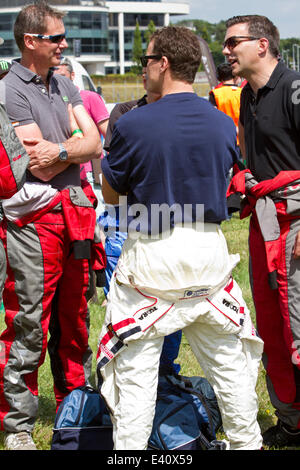 Strictly Come Dancing's Brendan Cole (centre) prenant part à la Mercedes-Benz World Karting dans le célèbre circuit de Brooklands, dans le Surrey, la collecte de fonds pour la Fondation Henry Surtees. 01.07.2014 Brooklands Theodore Liasi/Alamy Live News Banque D'Images