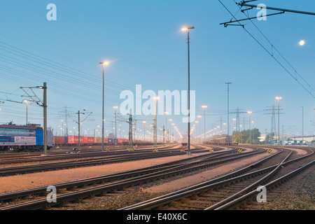 Allemagne, Hambourg, gare de triage à Altenwerder nuit Banque D'Images