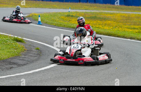 Strictly Come Dancing's Brendan Cole prenant part à au Mercedes-Benz World Karting dans le célèbre circuit de Brooklands, dans le Surrey, la collecte de fonds pour la Fondation Henry Surtees. 01.07.2014 Brooklands Theodore Liasi/Alamy Live News Banque D'Images