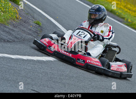 Strictly Come Dancing's Brendan Cole prenant part à au Mercedes-Benz World Karting dans le célèbre circuit de Brooklands, dans le Surrey, la collecte de fonds pour la Fondation Henry Surtees. 01.07.2014 Brooklands Theodore Liasi/Alamy Live News Banque D'Images
