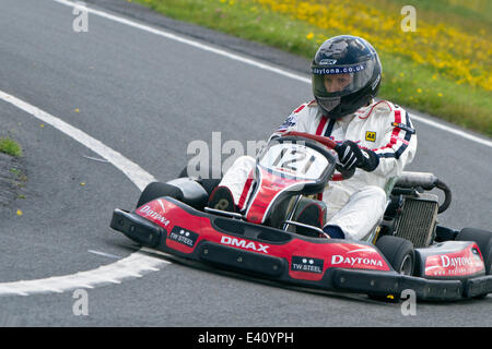 Strictly Come Dancing's Brendan Cole prenant part à au Mercedes-Benz World Karting dans le célèbre circuit de Brooklands, dans le Surrey, la collecte de fonds pour la Fondation Henry Surtees. 01.07.2014 Brooklands Theodore Liasi/Alamy Live News Banque D'Images