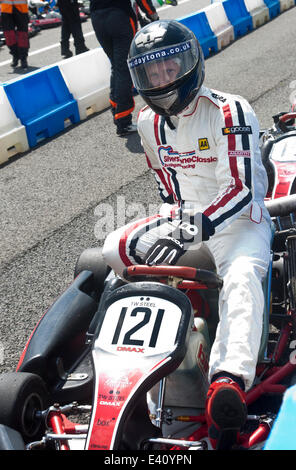 Strictly Come Dancing's Brendan Cole prenant part à au Mercedes-Benz World Karting dans le célèbre circuit de Brooklands, dans le Surrey, la collecte de fonds pour la Fondation Henry Surtees. 01.07.2014 Brooklands Theodore Liasi/Alamy Live News Banque D'Images