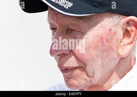 John Surtees Patron OBE supervise Strictly Come Dancing's Brendan Cole prenant part à au Mercedes-Benz World Karting dans le célèbre circuit de Brooklands, dans le Surrey, la collecte de fonds pour la Fondation Henry Surtees. 01.07.2014 Brooklands Theodore Liasi/Alamy Live News Banque D'Images