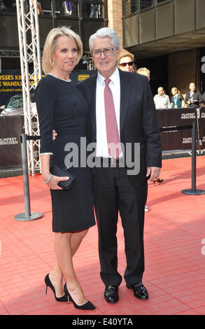 Munich, Germanny. 1er juillet 2014. Présentatrice TV Frank Elstner et sa femme Britta Gessler arrivent pour le gala 'Arthur Cohn - Der Mann mit den Träumen" (lit. L'homme avec les rêves) au Festival du Film de Munich à Munich, 2014 Germanny, 01 juillet 2014. Photo : URSULA DUEREN/dpa/Alamy Live News Banque D'Images