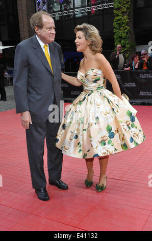 Munich, Germanny. 1er juillet 2014. Oscar winner Arthur Cohn et violoniste Anne-Sophie Mutter arrvie pour le gala 'Arthur Cohn - Der Mann mit den Träumen" (lit. L'homme avec les rêves) au Festival du Film de Munich à Munich, 2014 Germanny, 01 juillet 2014. Photo : URSULA DUEREN/dpa/Alamy Live News Banque D'Images