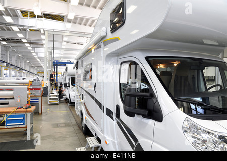 La production d'assemblage dans une usine de camping-cars Banque D'Images