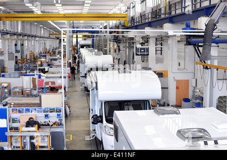 La production d'assemblage dans une usine de camping-cars Banque D'Images