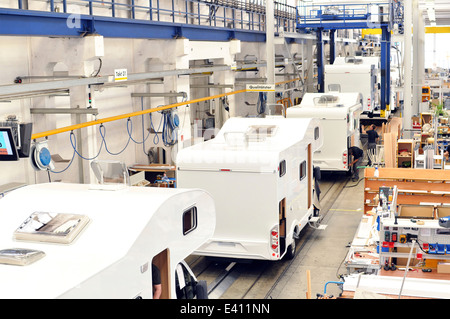 La production d'assemblage dans une usine de camping-cars Banque D'Images