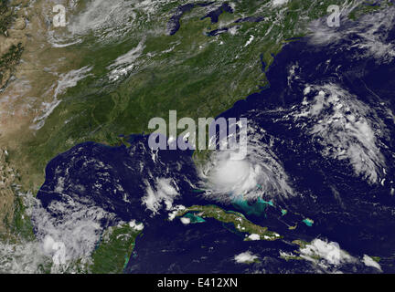 Les images satellites montrent la première tempête tropicale de l'Atlantique de la saison 2014 qu'il gagne en puissance au large des côtes de la Floride le 1 juillet 2014 près de Point de règlement, l'île de Grand Bahama. Le cyclone est appelé à devenir l'Ouragan Arthur dans les 72 heures et remonter la côte est qu'il est descendu sur les Outer Banks de Caroline du Nord. Banque D'Images