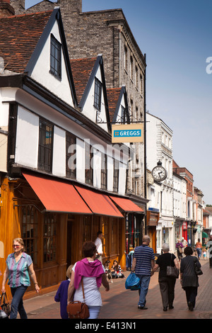 Royaume-uni l'Angleterre, dans le Suffolk, Bury St Edmunds, Abbeygate Street, Greggs shop dans un immeuble historique Banque D'Images