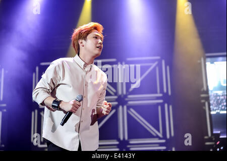 Hong Kong, Chine. 28 Juin, 2014. Corée du Sud Lee Hong Ki singer répond à ses fans à Hong Kong, Chine, le samedi 28 juin 2014. © TopPhoto/Alamy Live News Banque D'Images