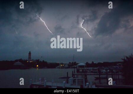 La Ville espère, Abaco, Bahamas. 2 juillet, 2014. La foudre clignote près du phare de 150 ans dans l'espoir de la ville. La tempête tropicale Arthur a été battant la côte Est de la Floride et les îles des Bahamas avec des rafales de vent et les orages de retarder les vols, et en rendant le passage des bateaux un peu bosselée. Photos prises avant le lever du soleil entre 5:30AM et 6:30AM. Sidney Bruere/Alamy Live News Banque D'Images