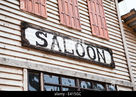 Saloon signe sur la façade de l'immeuble, personne ne Banque D'Images