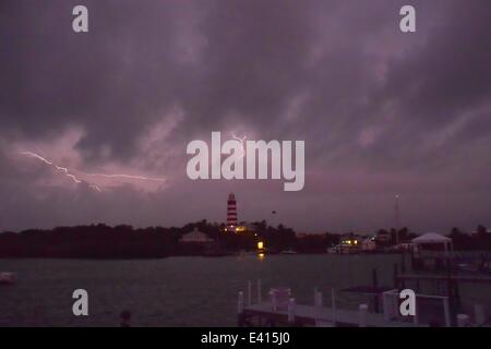 La Ville espère, Abaco, Bahamas. 2 juillet, 2014. La foudre clignote près du phare de 150 ans dans l'espoir de la ville. La tempête tropicale Arthur a été battant la côte Est de la Floride et les îles des Bahamas avec des rafales de vent et les orages de retarder les vols, et en rendant le passage des bateaux un peu bosselée. Photos prises avant le lever du soleil entre 5:30AM et 6:30AM. Sidney Bruere/Alamy Live News Banque D'Images