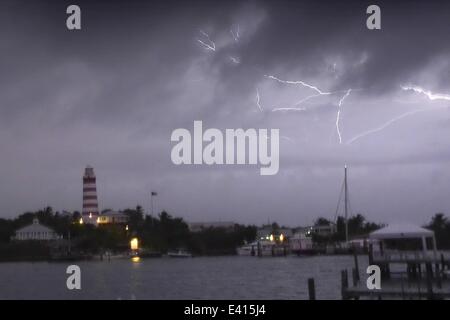 La Ville espère, Abaco, Bahamas. 2 juillet, 2014. La foudre clignote près du phare de 150 ans dans l'espoir de la ville. La tempête tropicale Arthur a été battant la côte Est de la Floride et les îles des Bahamas avec des rafales de vent et les orages de retarder les vols, et en rendant le passage des bateaux un peu bosselée. Photos prises avant le lever du soleil entre 5:30AM et 6:30AM. Sidney Bruere/Alamy Live News Banque D'Images