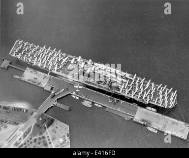 Une vue aérienne de l'USS Yorktown (CV-5), un porte-avions de classe Yorktown de l'United States Navy. Le navire est montré opérant à partir de la Naval Air Station San Diego, soulignant son rôle dans l'aviation navale pendant la IIe Guerre mondiale Banque D'Images