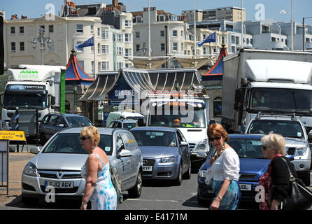 Brighton, Sussex, UK. 2 juillet, 2014. Les embouteillages sur le front de mer de Brighton à mesure que les gens se précipiter à la plage aujourd'hui à heatwave Banque D'Images