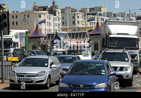 Brighton, Sussex, UK. 2 juillet, 2014. Les embouteillages sur le front de mer de Brighton à mesure que les gens se précipiter à la plage aujourd'hui à heatwave Banque D'Images