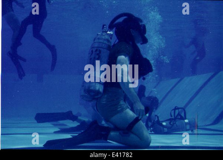 Photographie d’une séance de formation en plongée sous-marine dans une piscine, documentant les techniques utilisées pour le travail sous-marin et les procédures de sécurité dans les environnements de formation. Banque D'Images