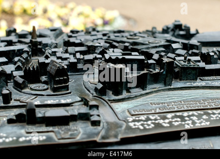 Close up image du modèle dans le bronze et carte en braille de la Newark on Trent situé dans le parc du château. Banque D'Images