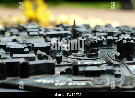 Close up image de la carte en braille dans le bronze de la Newark on Trent situé dans le parc du château Banque D'Images