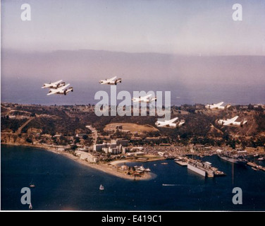 Cette photographie capture sept avions C-2 Greyhound de l'escadron VRC-30 volant au large de la côte de point Loma, démontrant leur rôle vital dans les opérations logistiques et d'approvisionnement de la marine américaine. Banque D'Images