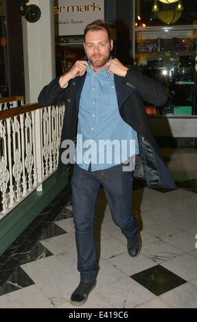 Celebrity couple Brian McFadden & femme Vogue Williams McFadden consulté tous les spruced pour les fêtes de Noël avec son-et-sienne les cheveux coupes d'Irlande's top styliste Michael Doyle à Peter Mark Stephens Green Shopping Centre... Avec : Brian McFadden lor Banque D'Images