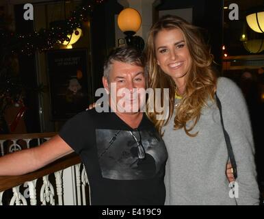 Celebrity couple Brian McFadden & femme Vogue Williams McFadden consulté tous les spruced pour les fêtes de Noël avec son-et-sienne les cheveux coupes d'Irlande's top styliste Michael Doyle à Peter Mark Stephens Green Shopping Centre... Avec : Michael Doyle,Vogu Banque D'Images